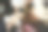 男理发师给女人的头发涂药图片下载