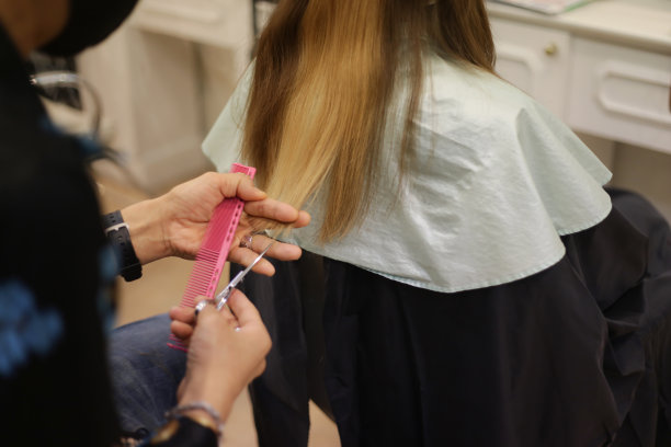 男理发师剪女人的头发图片下载