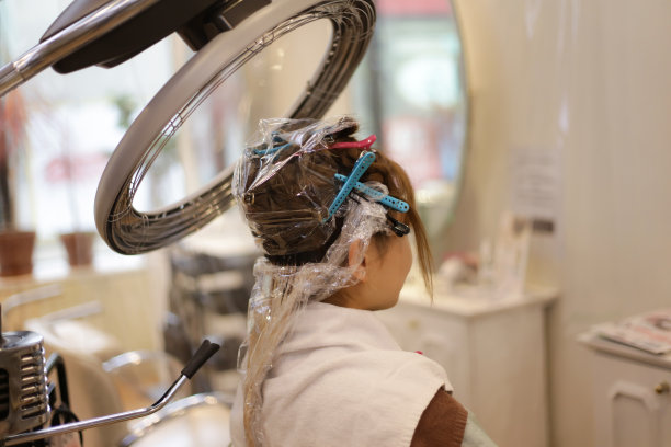 在美容院玩滚轴球图片下载