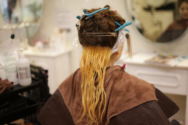 女人用发夹夹住头发图片下载