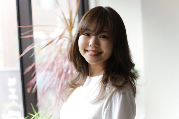 微笑的女人图片下载