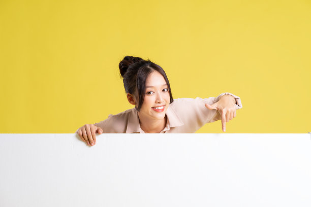 亚洲女孩站在广告牌上摆姿势的形象图片下载