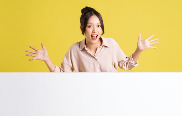 亚洲女孩站在广告牌上摆姿势的形象图片下载