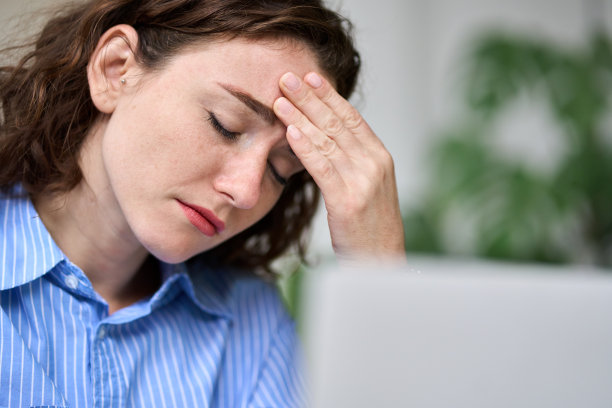 疲惫的年轻商业女性触摸头部感觉偏头痛疲劳在工作。图片下载