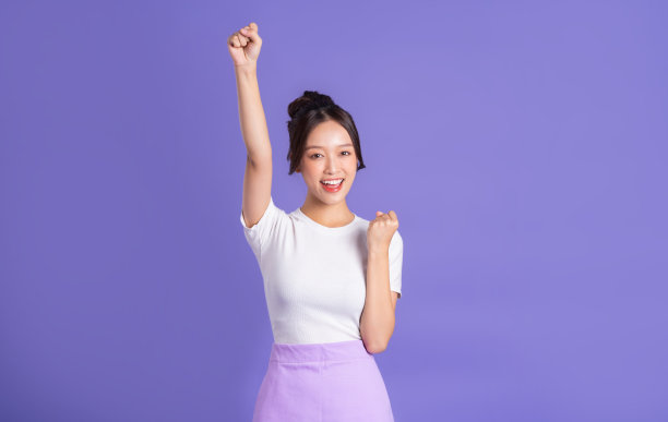 一个美丽的亚洲女人在紫色背景上摆姿势的肖像图片下载