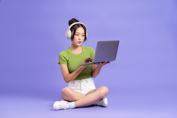 美丽的亚洲女孩在粉色背景上摆姿势的全身图像图片下载