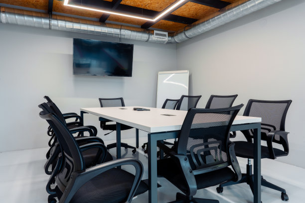 现代化办公室的会议室内部图片下载