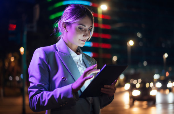 美丽的商业女性在现代城市的户外工作。图片下载