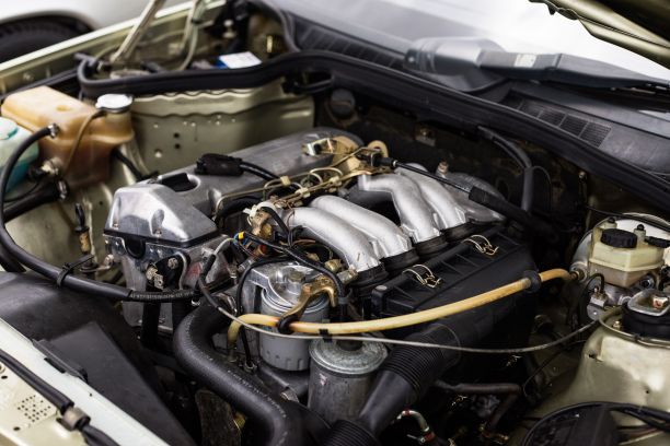 一个引擎的特写镜头。刚清洗过的发动机。闪亮的引擎。图片下载