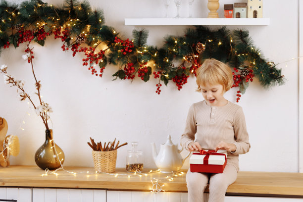 6岁的小女孩拿着礼物坐在那里。图片下载