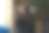 年轻女子带着手机走在夜里的街上图片下载