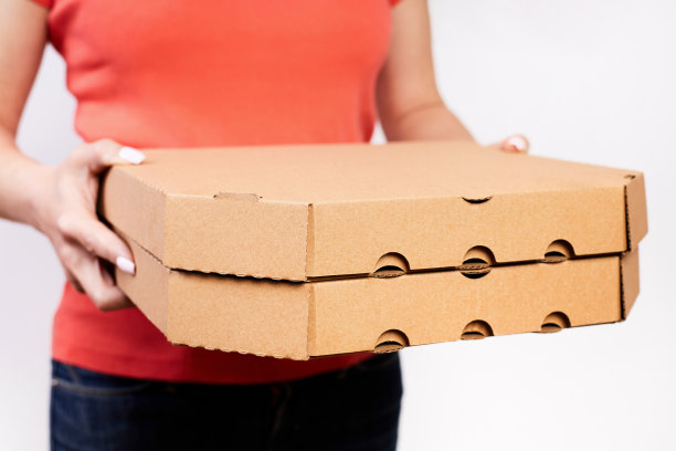 女孩用白色背景的纸板箱送披萨图片下载