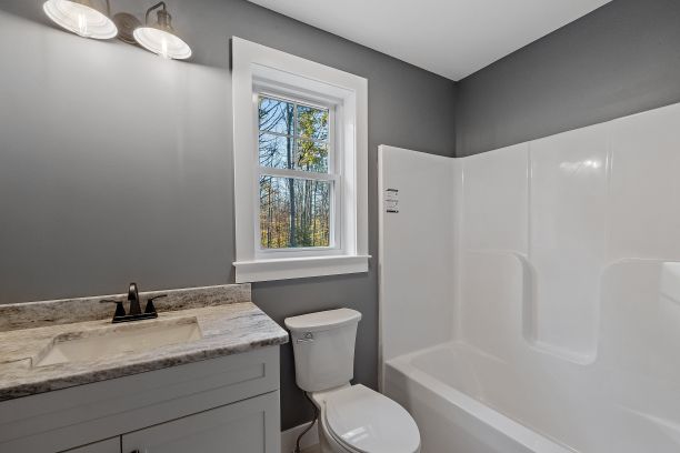 白色瓷砖的现代浴室内部照片图片下载