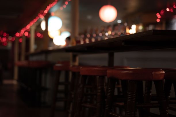 酒吧里面有红色的椅子和模糊的灯光背景和饮料吧图片下载