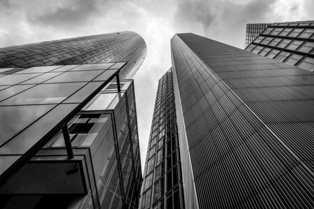 办公楼在多云天空下的低角度视图图片下载