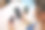 年轻的亚洲女子拿着信用卡，在家里用手机网购图片下载