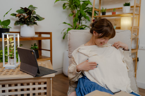 购物送货上门，女人甚至可以呆在家里购物图片下载