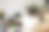 一名亚洲妇女正在扫描包装盒上的二维码。图片下载