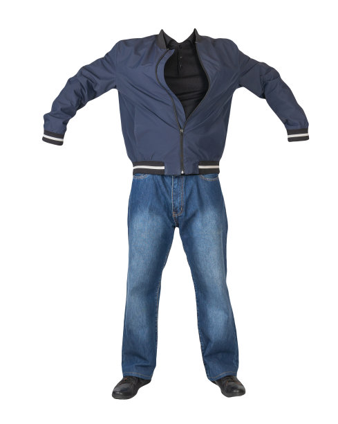 深蓝色牛仔裤、毛衣、带兜帽的夹克和白色背景下的黑色皮鞋。随意的风格图片下载