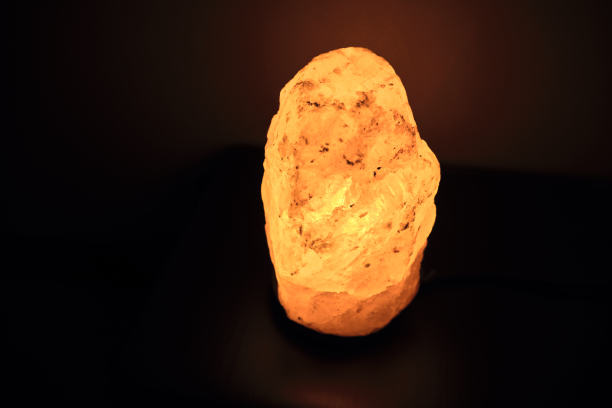 房间桌子上的盐灯在夜里闪闪发光图片下载