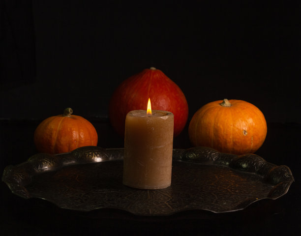 橙黄色的南瓜蜡烛托盘在黑色的背景万圣节的概念和秋天收获的南瓜特写复制空间从上面图片下载