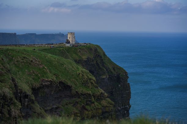 海边悬崖边的一座石头城堡的美丽照片图片下载