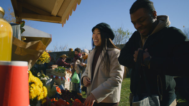 不同的夫妇在摊位上选择产品图片下载