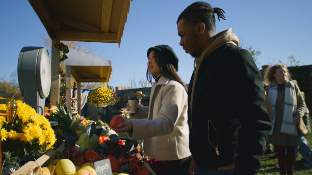 不同的夫妇在摊位上选择产品图片下载