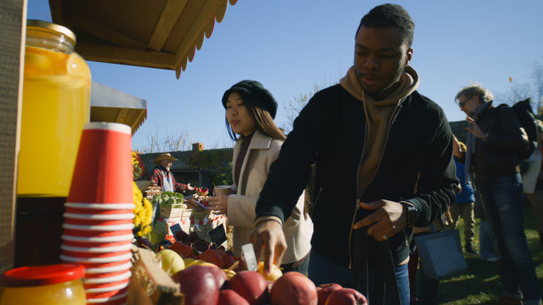 不同的夫妇在摊位上选择产品图片下载