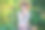 泰国清莱Doi Chang的一个篮子种植园里，一名妇女从树上收集新鲜的咖啡。图片下载