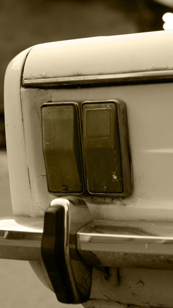 旧的汽车尾灯图片下载