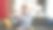 一个年轻人坐在公寓里舒适的沙发上，指着屏幕左角空着的广告位。图片下载