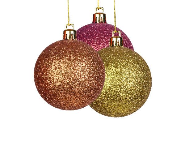白色背景上的圣诞球。挂在绳子上的闪闪发光的圣诞小玩意。节日装饰、装饰图片下载