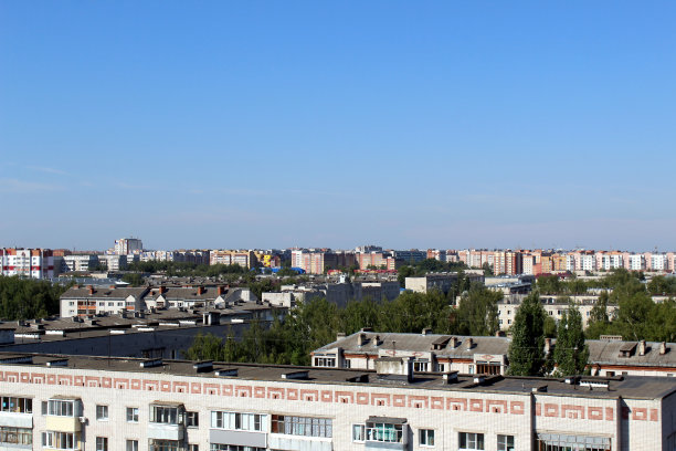 早上的夏季。俯瞰小镇的景色图片下载