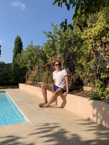 游泳池边的一个下午。图片下载