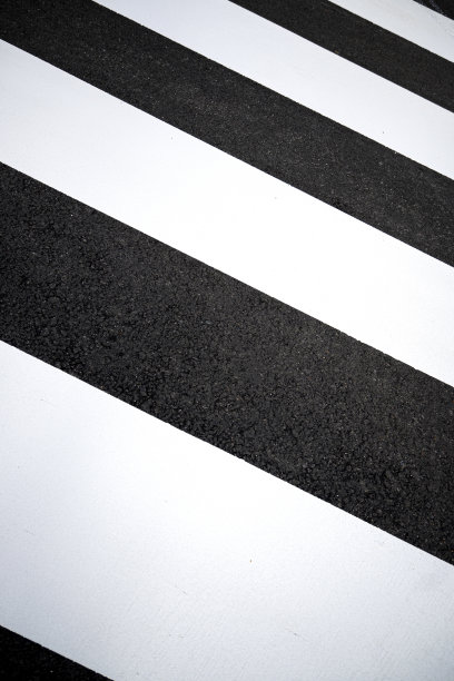 接近粗糙的纹理的人行横道在城市图片下载