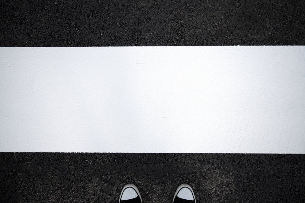 接近粗糙的纹理的人行横道在城市图片下载