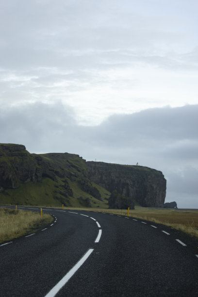 冰岛被大自然包围的开阔道路图片下载