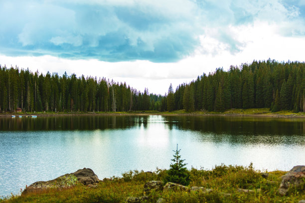 科罗拉多山湖小木屋在大梅萨国家森林照片系列图片下载