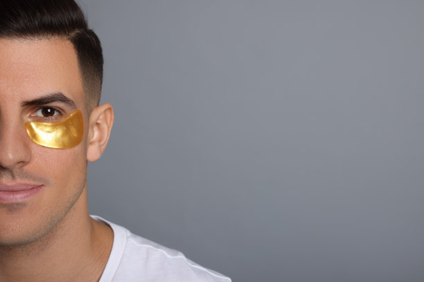 灰色背景下金色眼罩的男人。文本空间图片下载