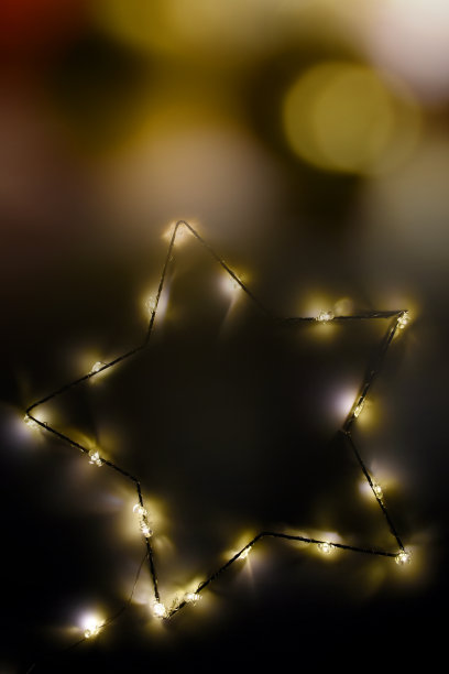 圣诞灯。星形led灯与离焦灯在黑暗的背景图片下载