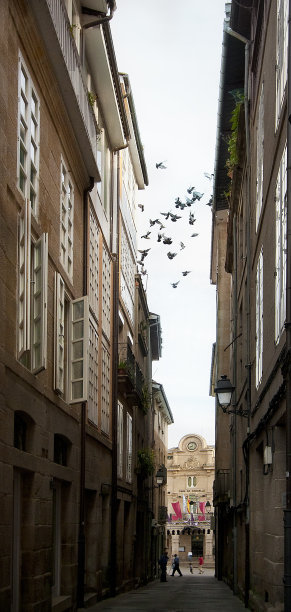 西班牙加利西亚奥伦斯市通往市政厅的狭窄街道。图片下载