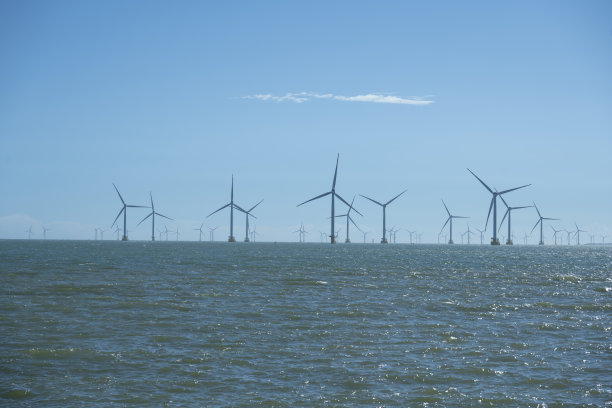 风平浪静的大海后面是风力发电站图片下载