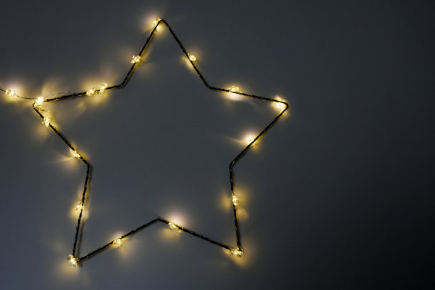 圣诞灯。星形led灯与复制空间在黑暗的背景图片下载