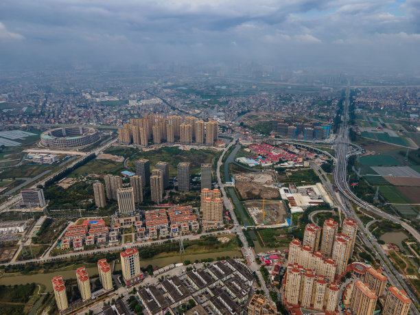 鸟瞰城市的高层建筑和邻近的高速公路图片下载