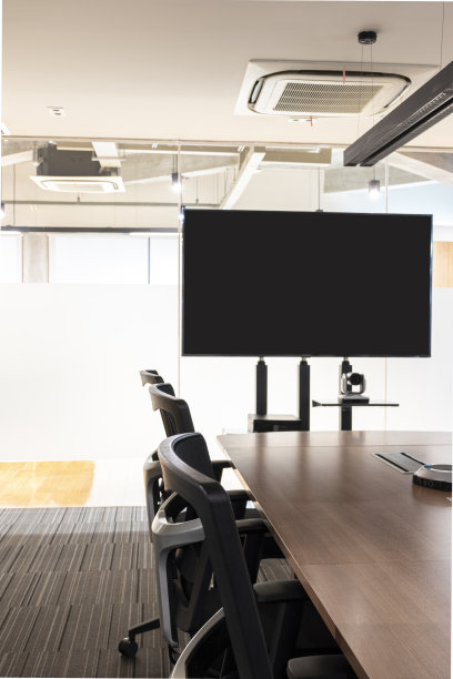 会议室的电视显示空白图片下载