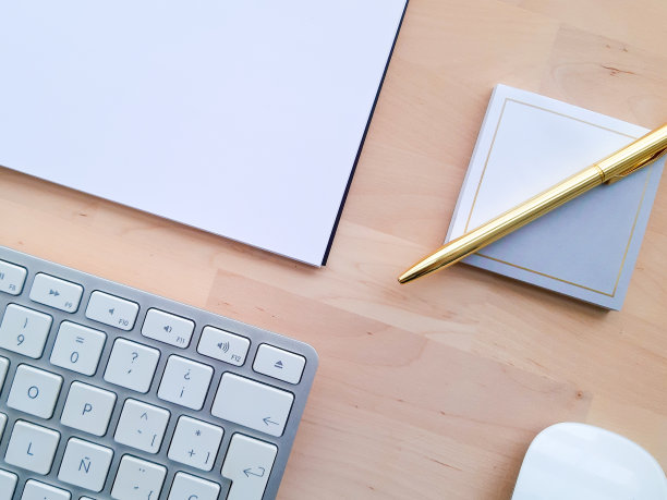 办公桌配有办公配件，办公器物放在木桌上。

居家办公办公桌办公室，电脑，智能手机，白色和金色的钢笔在木桌上图片下载