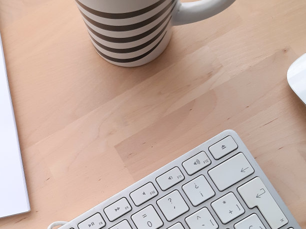 办公桌配有办公配件，办公器物放在木桌上。

居家办公办公桌办公室，电脑，智能手机，白色和金色的钢笔在木桌上图片下载