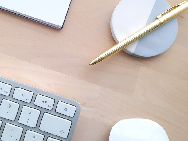 办公桌配有办公配件，办公器物放在木桌上。

居家办公办公桌办公室，电脑，智能手机，白色和金色的钢笔在木桌上图片下载