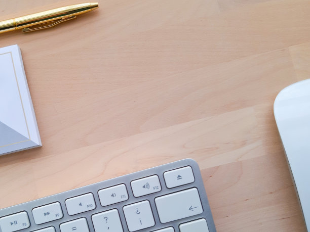 办公桌及商务物件，居家办公场景图片下载